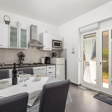 Apartment Rosovic J&c Moscenicka Draga